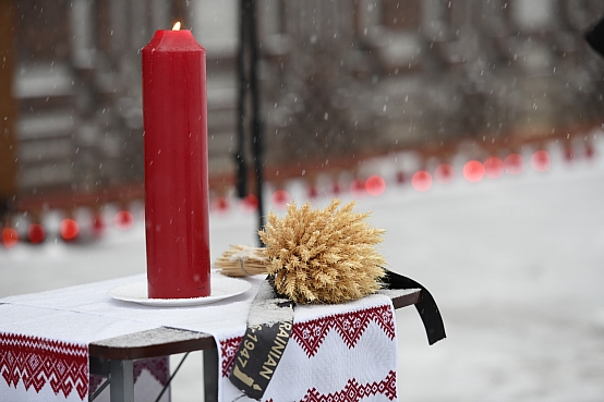 Saeimas priekšsēdētājs Edvards Smiltēns godina Golodomora upuru piemiņu 