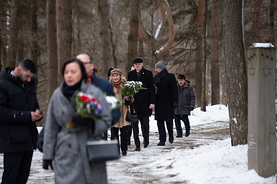 Edvards Smiltēns piedalās piemiņas brīdī Rumbulas memoriālā