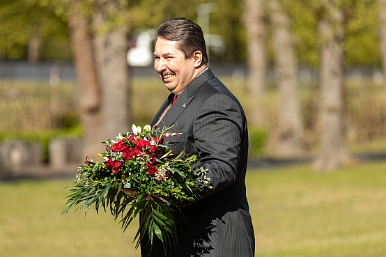 Svinīgā vainagu nolikšanas ceremonija Rīgas Brāļu kapos Nacisma sagrāves un Otrā pasaules kara upuru piemiņas dienā