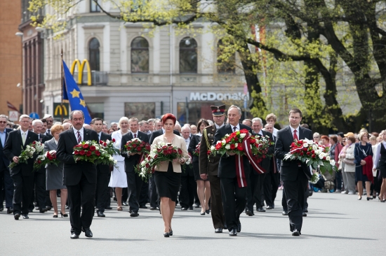 Svinīga ziedu nolikšanas ceremonija pie Brīvības pieminekļa