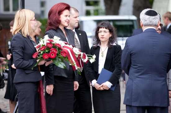 Solvita Āboltiņa piedalās Ebreju tautas genocīda upuru piemiņas dienas pasākumā