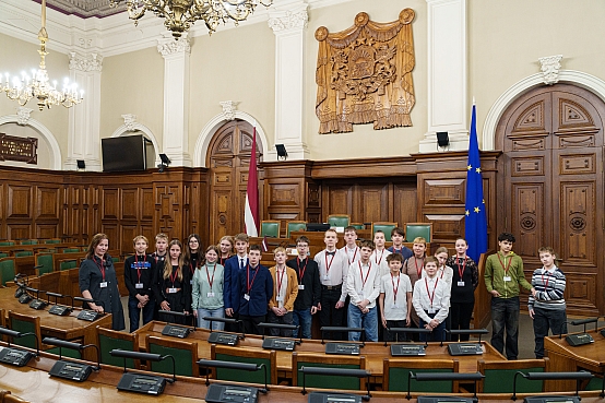 Rīgas Iļģuciema pamatskolas 7.b klases skolēni apmeklē Saeimu skolu programmas "Iepazīsti Saeimu" ietvaros