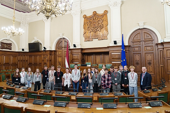 Liepājas Draudzīgā aicinājuma vidusskolas skolēni apmeklē Saeimu skolu programmas "Iepazīsti Saeimu" ietvaros