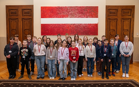 Krimuldas vidusskolas skolēni apmeklē Saeimu skolu programmas "Iepazīsti Saeimu" ietvaros