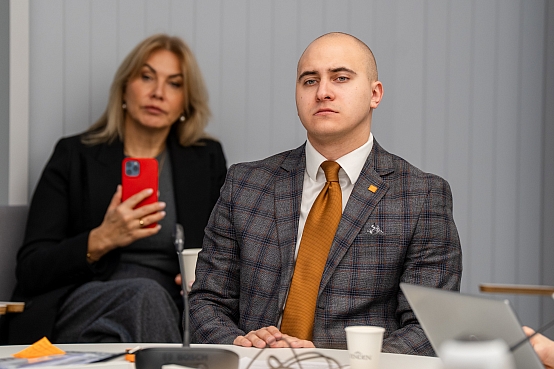 Cilvēktiesību un sabiedrisko lietu komisijas sēde