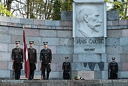 Satversmes sapulces sasaukšanas 105.gadadienā Saeimas Prezidija locekļi un deputāti noliek ziedus Jāņa Čakstes atdusas vietā