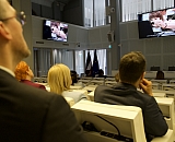 Saeimā demonstrē dokumentālo filmu par Ukrainas bērniem atņemto bērnību