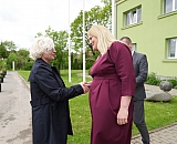 Saeimas priekšsēdētāja Daiga Mieriņa apmeklē Dārzkopības institūta ceriņu dārzu Dobelē
