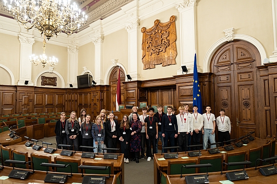 Rīgas 84.vidusskolas skolēni apmeklē Saeimu skolu programmas "Iepazīsti Saeimu" ietvaros