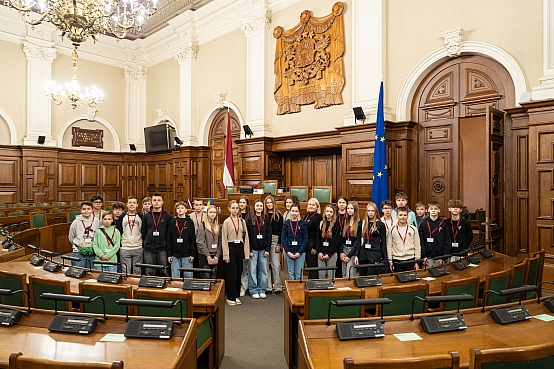 Salaspils 1.vidusskolas skolēni apmeklē Saeimu skolu programmas "Iepazīsti Saeimu" ietvaros