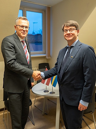 Ainars Latkovskis tiekas ar Zviedrijas vēstnieku