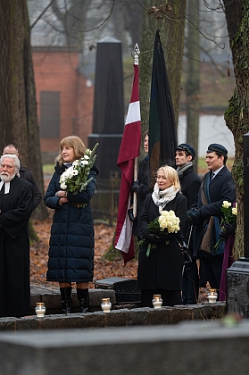 Daiga Mieriņa piedalās ziedu nolikšanā Krišjāņa Valdemāra atdusas vietā Lielajos kapos