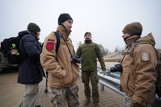 Jauniešu fotokonkursa "Misija: Fotogrāfs" laureāti piedalās fotogrāfijas meistarklasē Ādažu militārajā bāzē