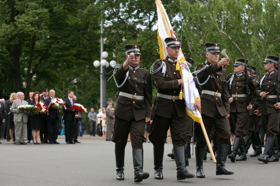 Komunistiskā genocīda upuru piemiņai veltītā ziedu nolikšanas ceremonija pie Brīvības pieminekļa