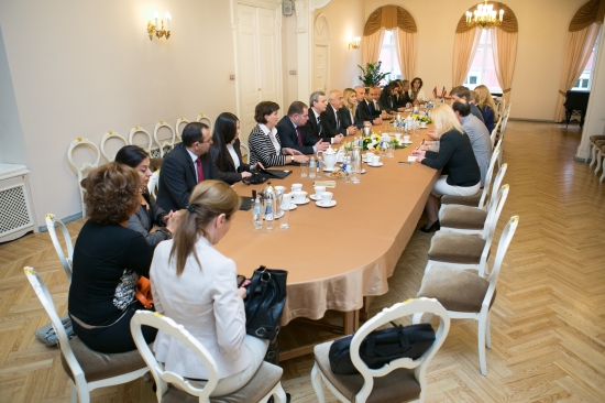 Andrejs Klementjevs tiekas ar Armēnijas Nacionālās Asamblejas delegāciju