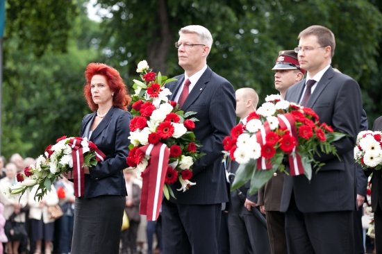  Ziedu nolikšanas ceremonijā pie Brīvības pieminekļa