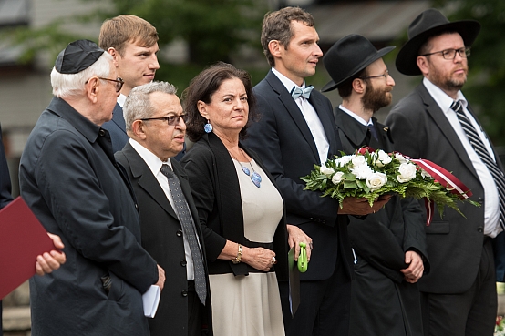 Ebreju tautas genocīda upuru piemiņas dienai veltītā ziedu nolikšanas ceremonija