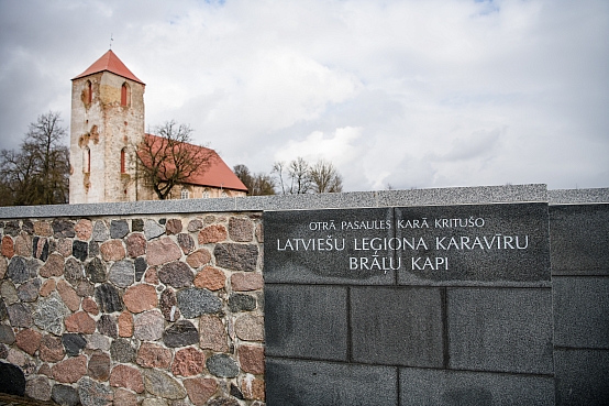 Ināra Mūrniece Lestenes Brāļu kapos noliek ziedus kritušo karavīru piemiņai